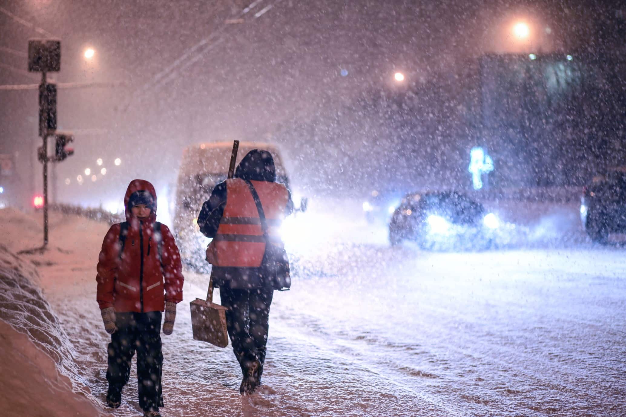 The weather was snowing. Snowfall weather. winter storm in effect. wet-snow weather. тюмень суровая погода.